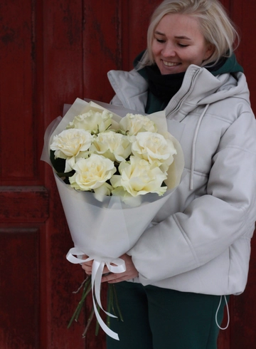 Монобукет из 7 французких белых роз от интернет-магазина цветов в Костроме