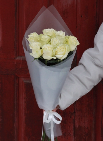 Монобукет из 7 белых роз от интернет-магазина цветов в Костроме