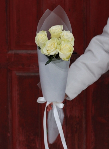 Монобукет из 5 белых роз от интернет-магазина цветов в Костроме