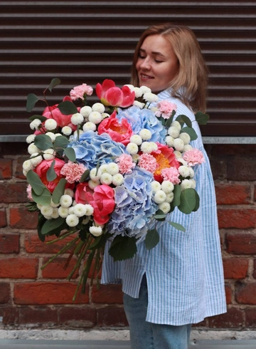 Авторский сборный букет с гортензией и пионами от интернет-магазина цветов в Костроме