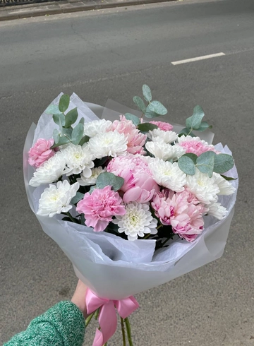 Сборный букет их хризантем и пионов от интернет-магазина цветов в Костроме