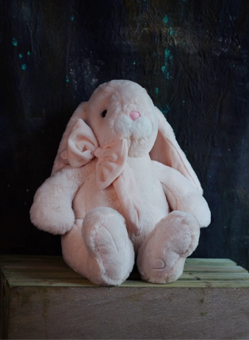 Милый длинноухий зайка с шикарным бантом   от интернет-магазина цветов в Костроме